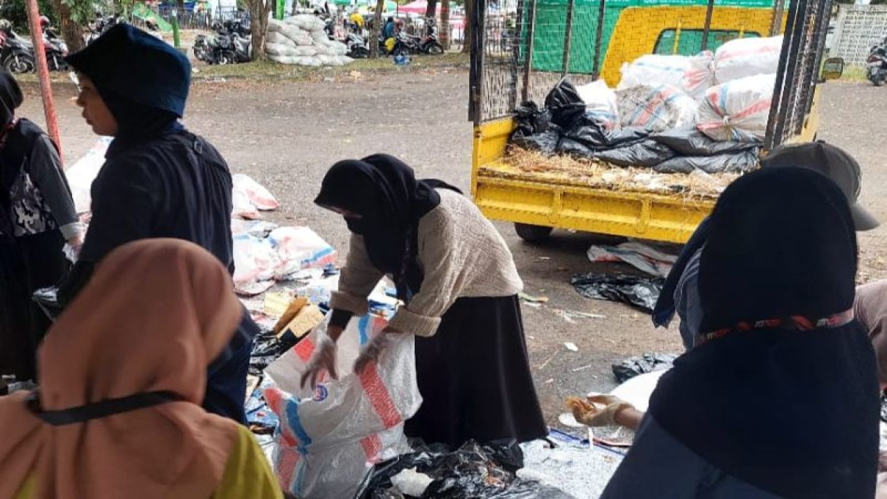 Kegiatan pemilahan sampah di areal Sirkuit MXGP Selaparanga Kota Mataram, Provinsi Nusa Tenggara Barat. (ANTARA/HO-dokumen pribadi)