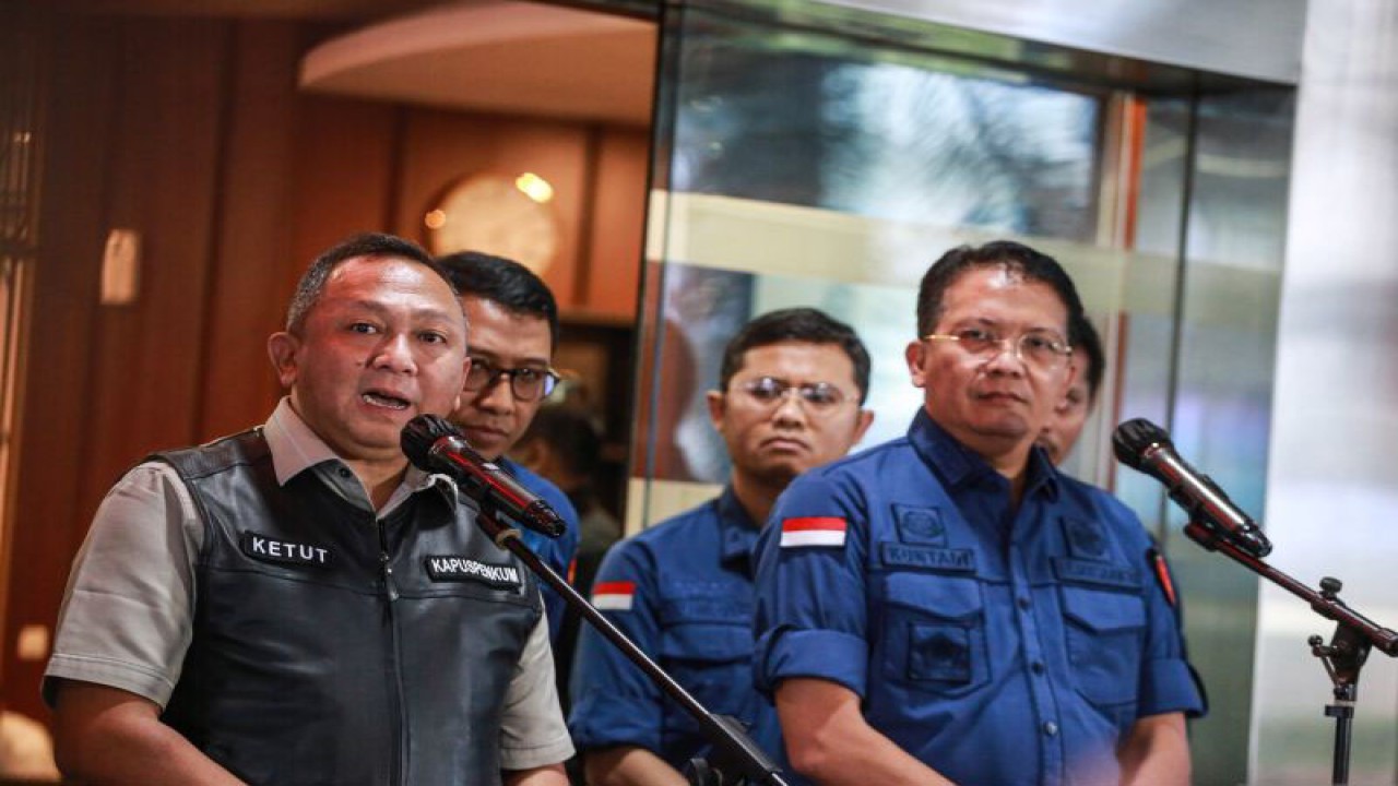 Kapuspenkum Kejagung I Ketut Sumedana (kiri) bersama Direktur Penyidikan (Dirdik) Jampidsus Kejagung Kuntadi (kanan) memberikan keterangan kepada wartawan di Kejaksaan Agung (Kejagung), Jakarta, Kamis (15/6/2023). ANTARA FOTO/Asprilla Dwi Adha/rwa.