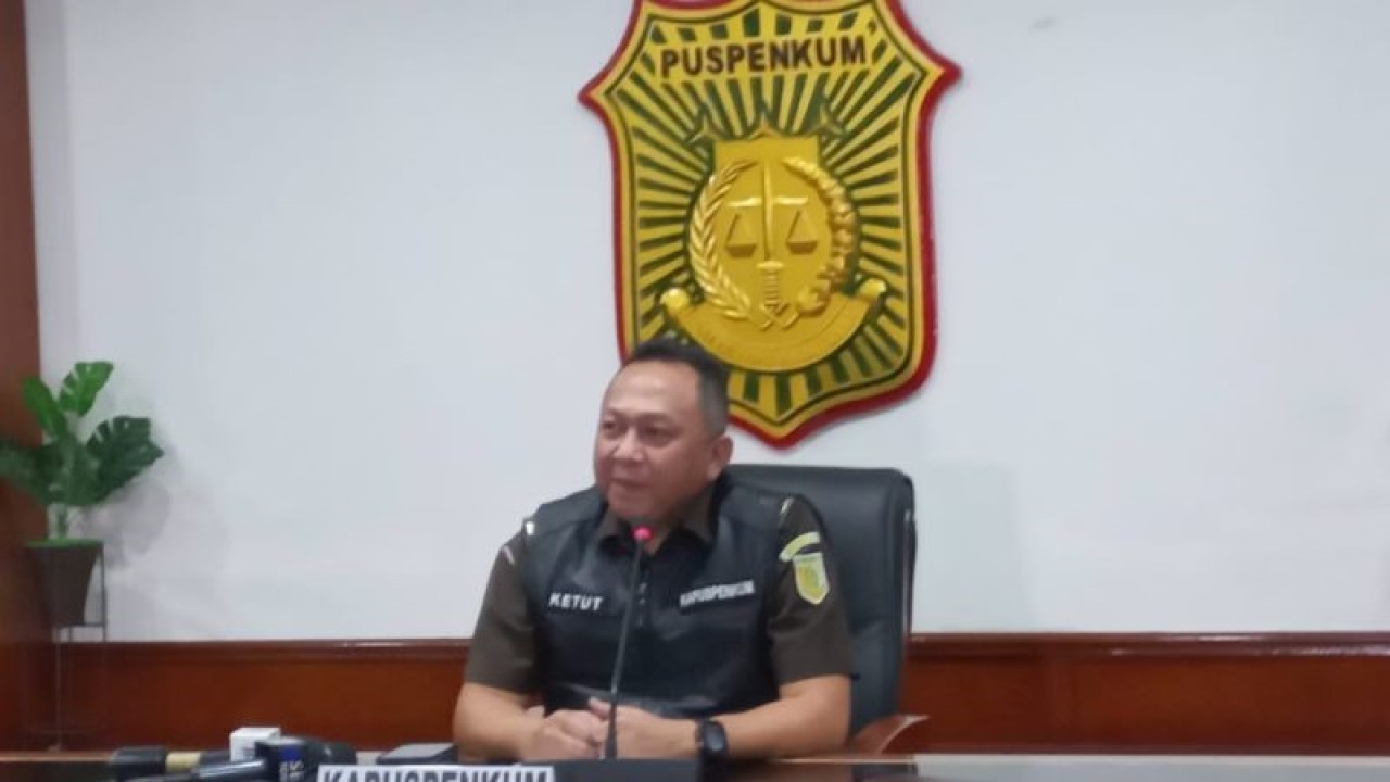 Kepala Pusat Penerangan Hukum (Kapuspenkum) Kejaksaan Agung RI Ketut Sumedana memberikan keterangan kepada wartawan di Kejaksaan Agung, Jakarta, Senin (10/7/2023). ANTARA/Laily Rahmawaty