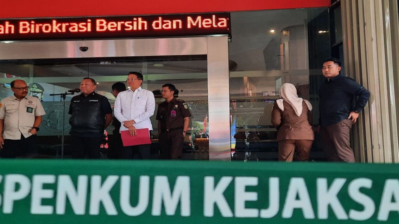 Kepala Pusat Penerangan Hukum (Kapuspenkum) Ketut Sumedana dan Direktur Penyidikan Jampidsus Kejaksaan Agung Kuntadi (tengah) memberikan keterangan kepada wartawan usai pemeriksaan Maqdir Ismail, terkait penyerah uang Rp27 miliar di Kejaksaan Agung RI, Kamis (13/7/2023). ANTARA/Laily Rahmawaty.
