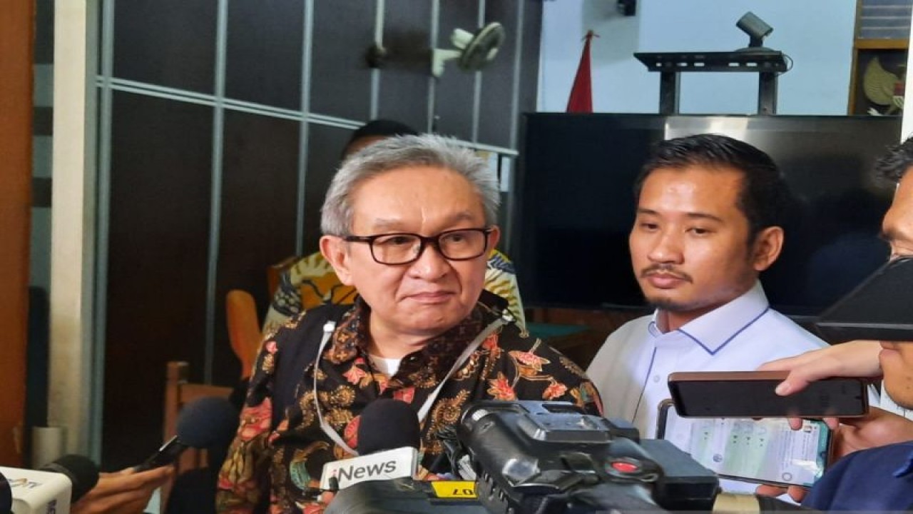 Pengacara Komisaris PT Solitechmedia Synergy Irwan Hermawan, Maqdir Ismail, di PN Jakarta Selatan, Jakarta, Senin (10/7/2023). (ANTARA/Fath Putra Mulya)