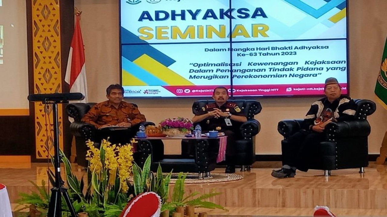 Dosen Program Studi Ilmu Hukum dan Magister Ilmu Hukum pada Fakultas Hukum Universitas Nusa Cendana Kupang Provinsi Nusa Tenggara Timur Dr. Yohanes Saryono (kanan) menjadi narasumber dalam seminar dengan tema "optimalisasi kewenangan kejaksaan dalam penanganan tindak pidana korupsi yang merugikan perekonomian negara," dilakukan Kejaksaan Tinggi NTT dalam rangka hari Bhakti Adyaksa ke-63, Kamis. (ANTARA/Benny Jahang)