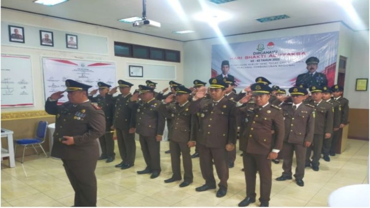 Jajaran Kejaksaan Negeri (Kejari) Balangan, Kalimantan Selatan saat mengikuti upacara peringatan Hari Bhakti Adhyaksa ke-63 melalui virtual, Sabtu (23/7/2023). ANTARA/HO-Kejari Balangan