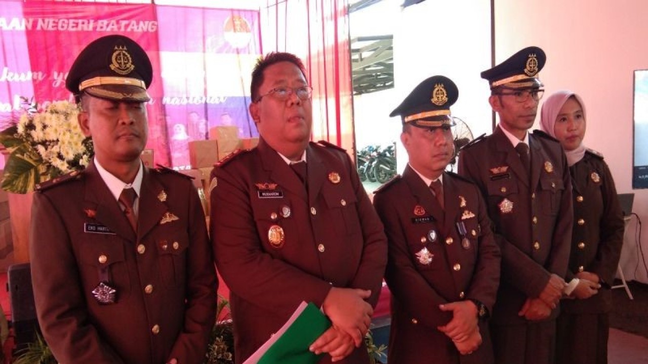 Kepala Kejaksaan Negeri Batang, Mukharom (Nomor 2 dari kiri) berfoto bersama dengan jajarannya pada Hari Ulang Tahun Ke-63 Adhyaksa, Sabtu (22/7/2023). (ANTARA/Kutnadi)