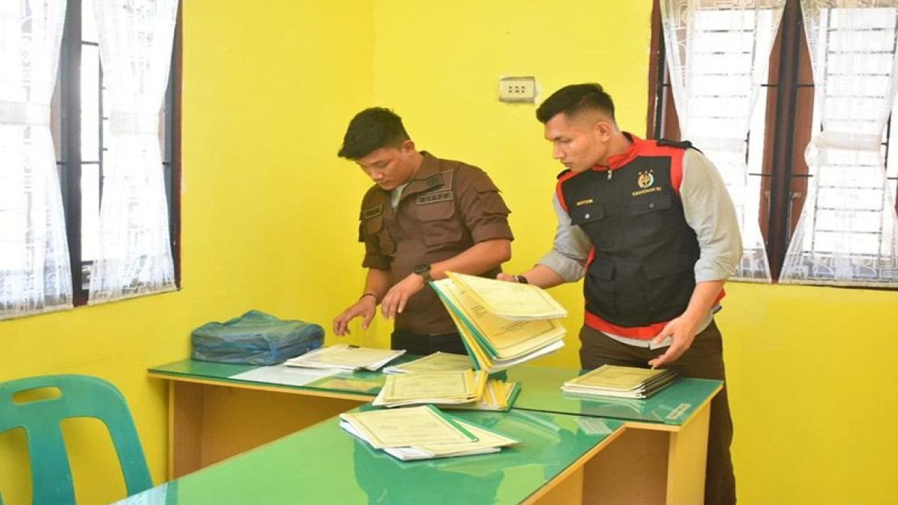 Tim penyidik Kejari Bireuen memeriksa dokumen terkait pengelolaan dana simpan pinjam program PNPM Gandapura di Bireuen. ANTARA/HO/Humas Kejari Bireuen