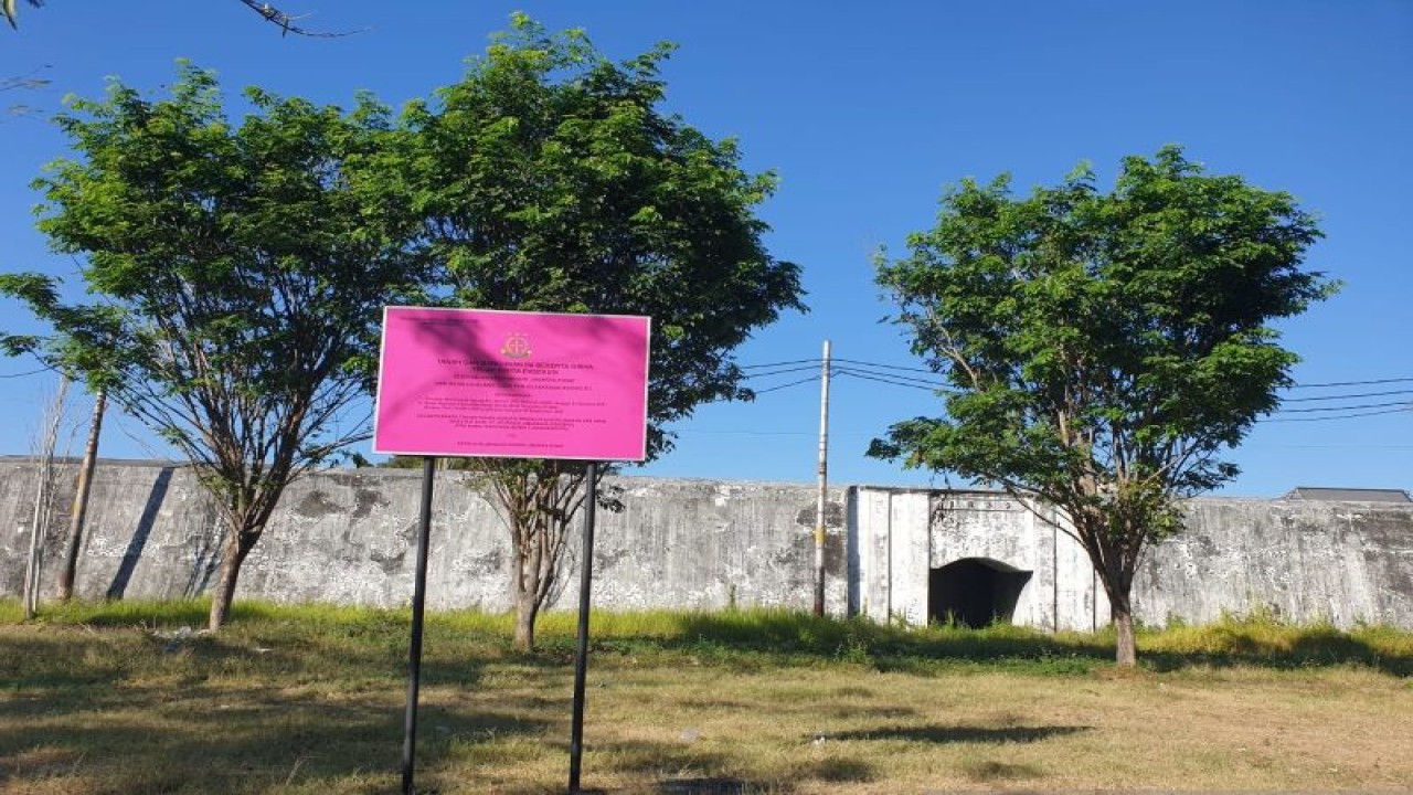 Sebuah papan pengumuman penyitaan telihat terpasang di sebelah timur Kawasan Benteng Vastenburg Solo, Jateng, Kamis (27/7/2023). ANTARA/Bambang Dwi Marwoto.