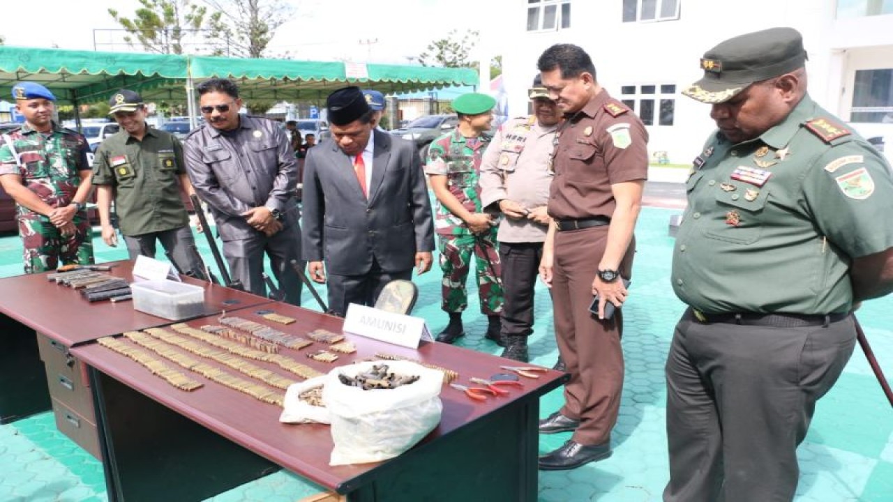 Pemusnaan barang bukti delapan senjata api bertempat di halaman kantor pengacara negara, jalan Ahmad Yani, Distrik Wamena, Kabupaten Jayawijaya, Provinsi Papua Pegunungan, Rabu (12/7/2023). (ANTARA/HO-Humas Kejari Wamena)
