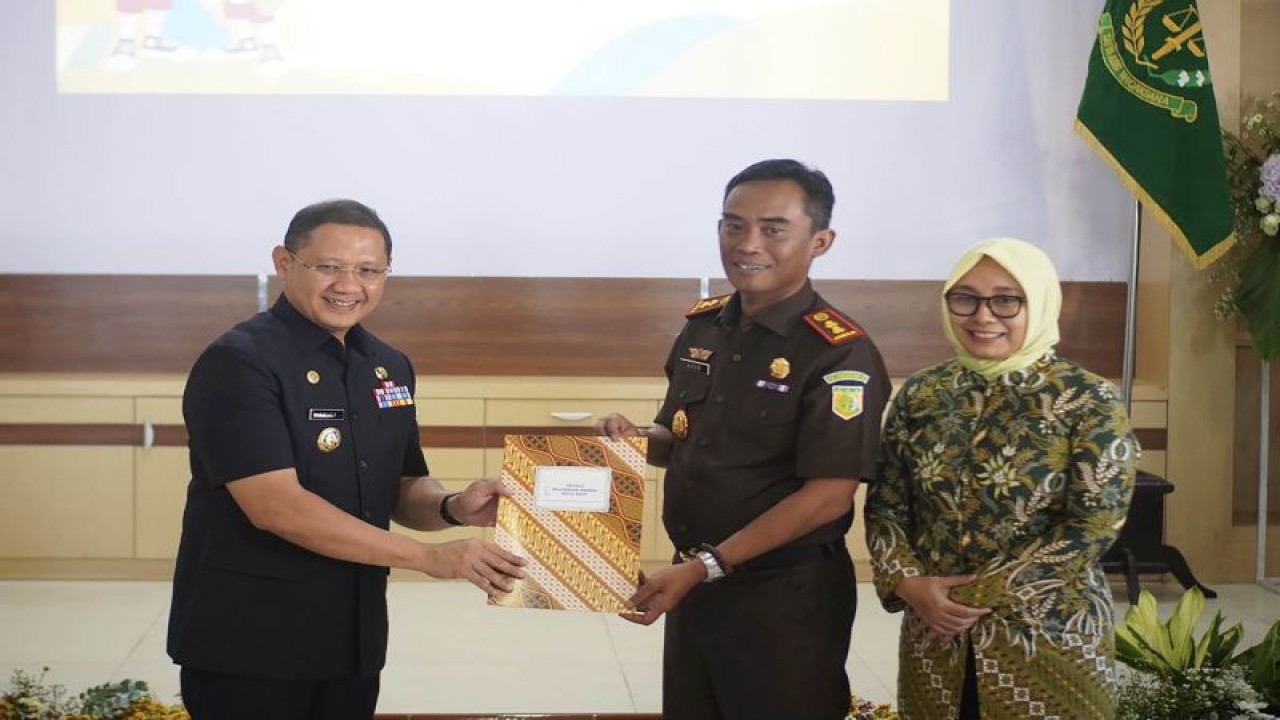Penjabat (Pj) Wali Kota Batu Aries Agung Paewai (kiri) bersama Kepala Kejaksaan Negeri Batu Agus Rujito (tengah) pada saat pencanangan program orang tua asuh bayi stunting, di Kota Batu, Jawa Timur, Selasa (18/7/2023). (ANTARA/HO-Prokopim Setda Kota Batu)