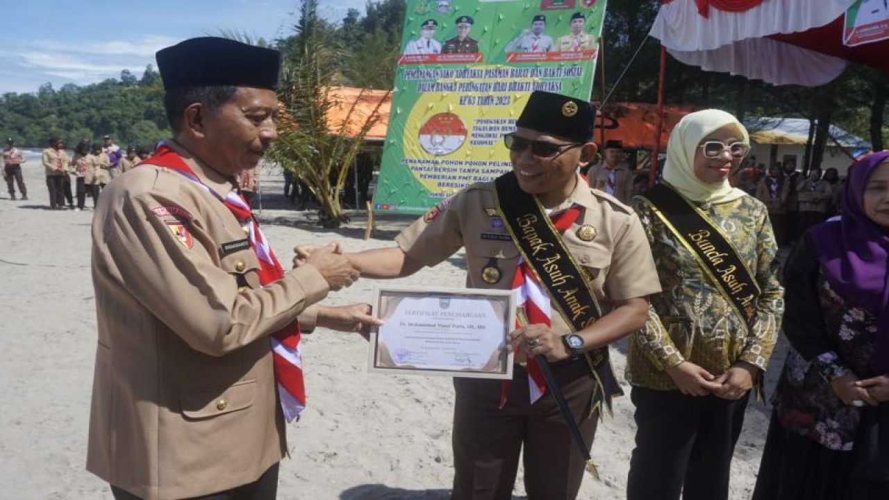 Wakil Bupati Pasaman Barat Risnawanto menobatkan Kepala Kejaksaan Negeri Pasaman Barat Muhammad Yusuf sebagai bapak asuh anak stunting dan Ketua Ikatan Adhyaksa Dharmakarini (IAD) Pasaman Barat Sri Rahmiaty Muhammad Yusuf Putra sebagai bunda asuh anak stunting Pasaman Barat, Kamis (20/7/2023). ANTARA/Altas Maulana.