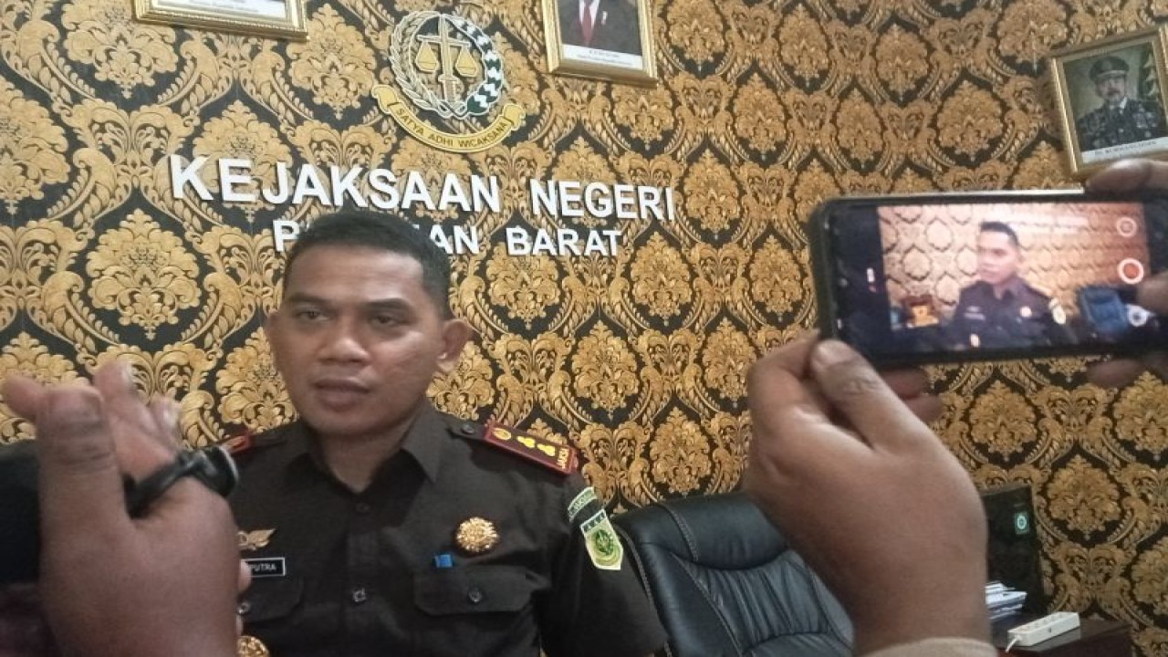 Kepala Kejaksaan Negeri Pasaman Barat Muhammad Yusuf Putra saat menyampaikan sejumlah perkara yang sedang ditangani, Minggu (23/7/2023). Antara/Altas Maulana.