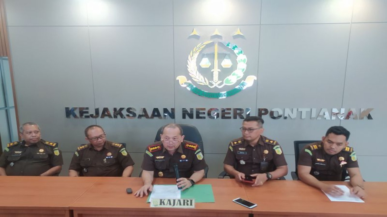Kepala Kejari Pontianak Yulius Sigit Kristanto (tengah) memberikan keterangan pers tentang capaian kinerja jajarannya di Kejaksaan Negeri Pontianak, Kalimantan Barat, Selasa (25/7/2023). ANTARA/Jessica Wuysang