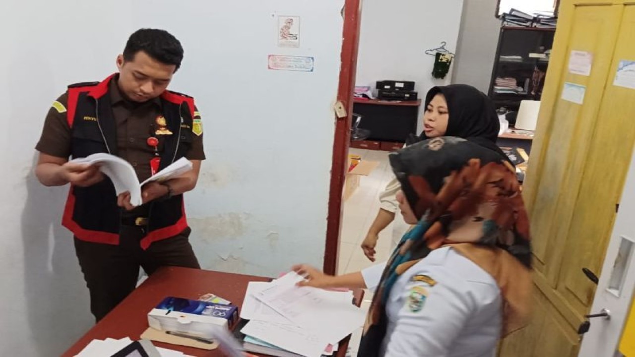 Penggeledahan dilakukan tim penyidik Kejaksaan Tinggi (Kejati) Sulawesi Tengah di Kantor Bawaslu Kabupaten Morowali, Rabu (21/6/2023). ANTARA/HO-Humas Kejati Sulteng