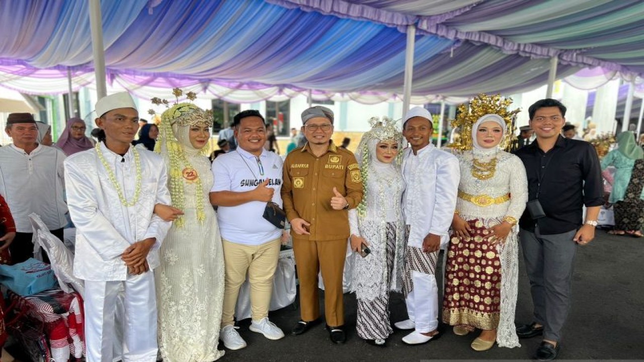 Bupati Bangka Tengah Algafry Rahman jadi saksi terhadap 20 pasutri di Bangka Tengah yang mengikuti nikah masal, Senin (17/7) (ANTARA/Ahmadi)