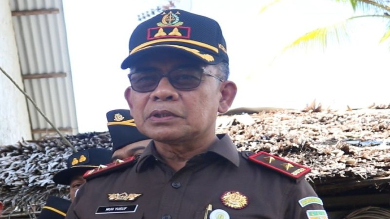 Kepala Kejaksaan Tinggi Kalimantan Barat Muhammad Yusuf saat meninjau lokasi bedah rumah seorang warga Desa Sungai Rengas, Kecamatan Sungai Kakap, Kabupaten Kubu Raya, Kalimantan Barat. ANTARA/HO-Pengkum Kejati Kalbar. (Teofilusianto Timotius)