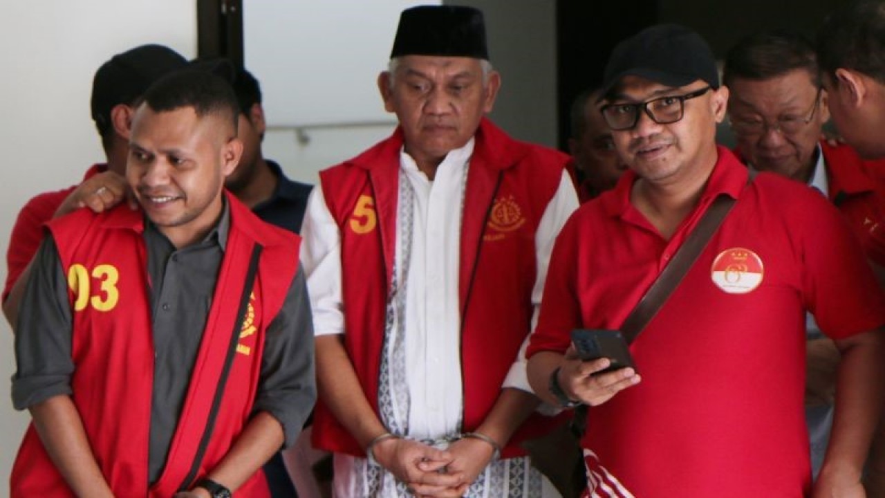 Foto arsip-Juru Bicara Kejati NTB Efrien Saputera (kedua kanan) menunjukkan tiga tersangka kasus korupsi tambang pasir besi PT AMG usai pelaksanaan tahap dua pelimpahan tersangka dan barang bukti ke penuntut umum di Kantor Kejati NTB, Jumat (7/7/2023). (ANTARA/Dhimas B.P.)