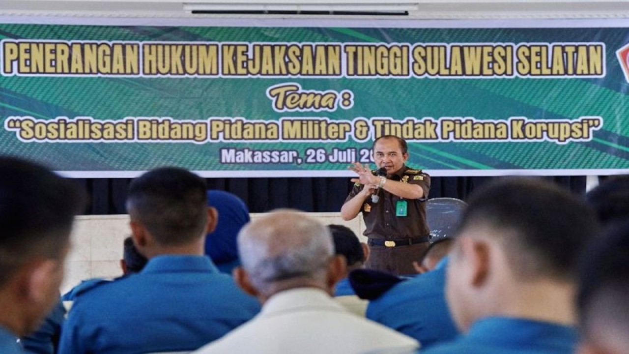 Asisten Bidang Tindak Pidana Militer Kejati Sulsel M Asri Arief menyampaikan materi saat sosialisasi kewenangan lembaga Jaksa Muda Pidana Militer dalam menangani perkara Koneksitas di aula Mako Lantamal VI Makassar, Sulawesi Selatan, Kamis (27/7/2023). ANTARA/HO-Dokumentasi Kejati Sulsel.