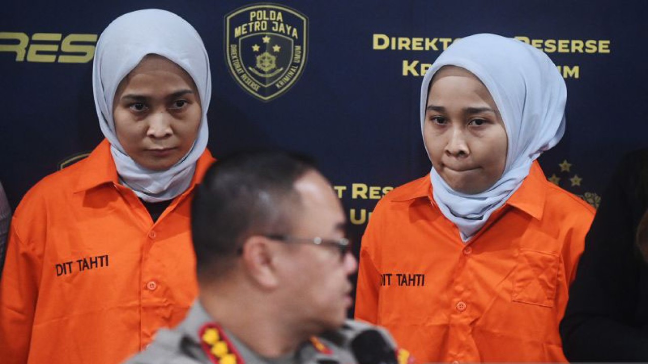 Tersangka kasus penipuan pembelian Iphone Rihana (kiri) dan Rihani (kanan) dihadirkan saat rilis kasus di gedung Ditreskrimum Polda Metro Jaya, Jakarta, Selasa (4/7/2023). Ditreskrimum Polda Metro Jaya berhasil menangkap dua tersangka penipuan preorder Iphone yang merupakan saudara kembar yaitu Rihana dan Rihani yang merugikan pelanggannya hingga Rp35 miliar. ANTARA FOTO/Akbar Nugroho Gumay/aww.