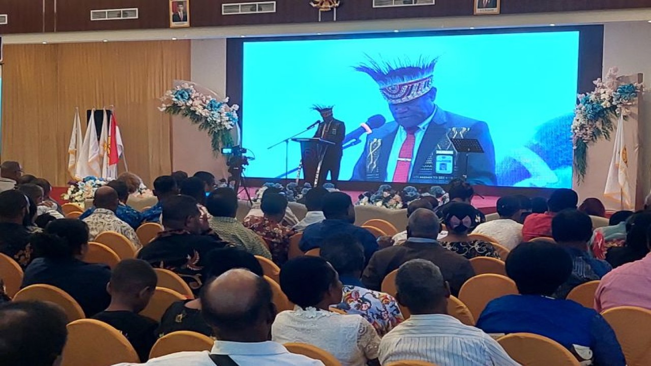 Direktur Urusan Agama Kristen Direktorad Jenderal Bimbingan Masyarakat Kristen  Kementerian Agama Dr. Amsal Yowei saat memberikan sambutan pada acar pembukaan kongres GBAI ke VI di Kota Sorong, Papua Barat Daya, Selasa (18/7) (ANTARA/Yuvensius Lasa Banafanu)