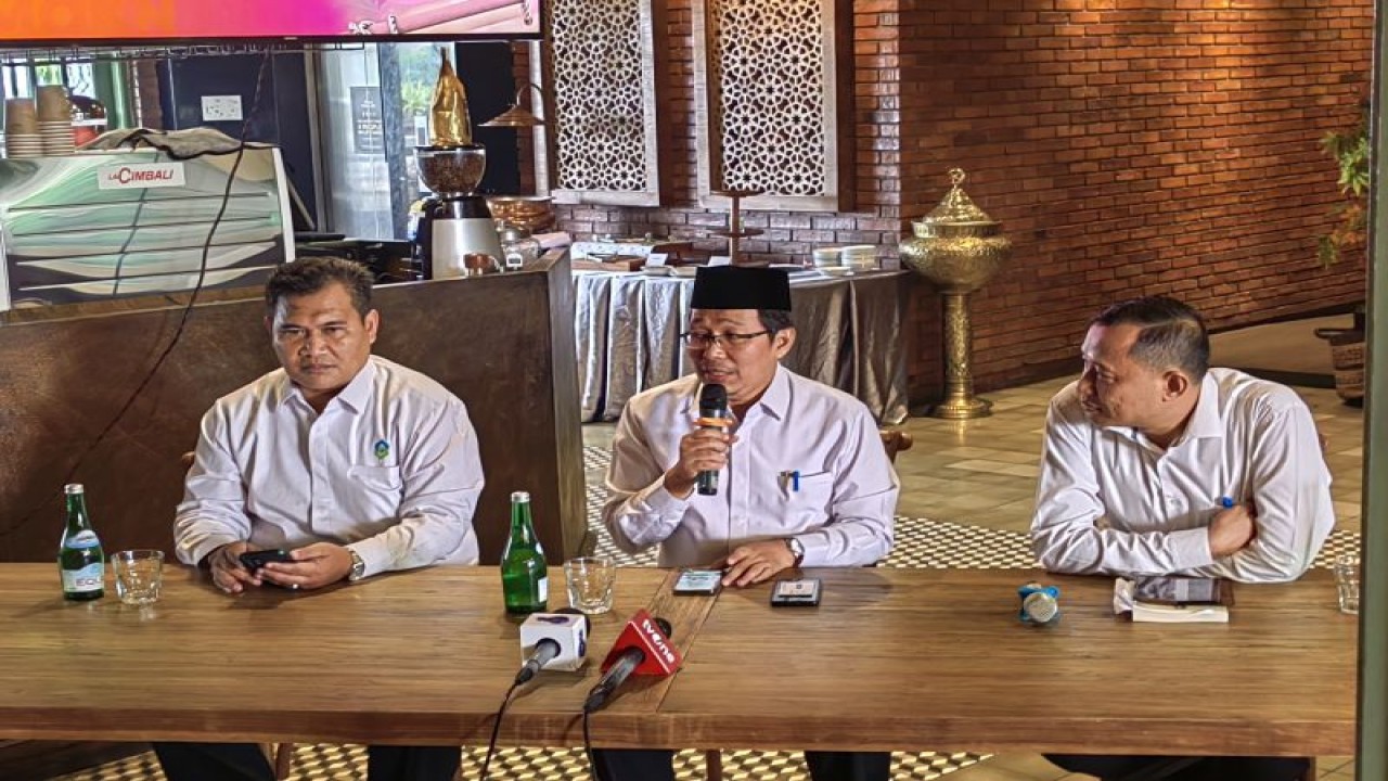Direktur Pendidikan Diniyah dan Pondok Pesantren Kemenag Waryono Abdul Ghafur (tengah) saat konferensi pers pelaksanaan Musabaqah Qiraatul Kutub tingkat Nasional di Jakarta, Selasa (4/7/2023). (ANTARA/Asep Firmansyah)