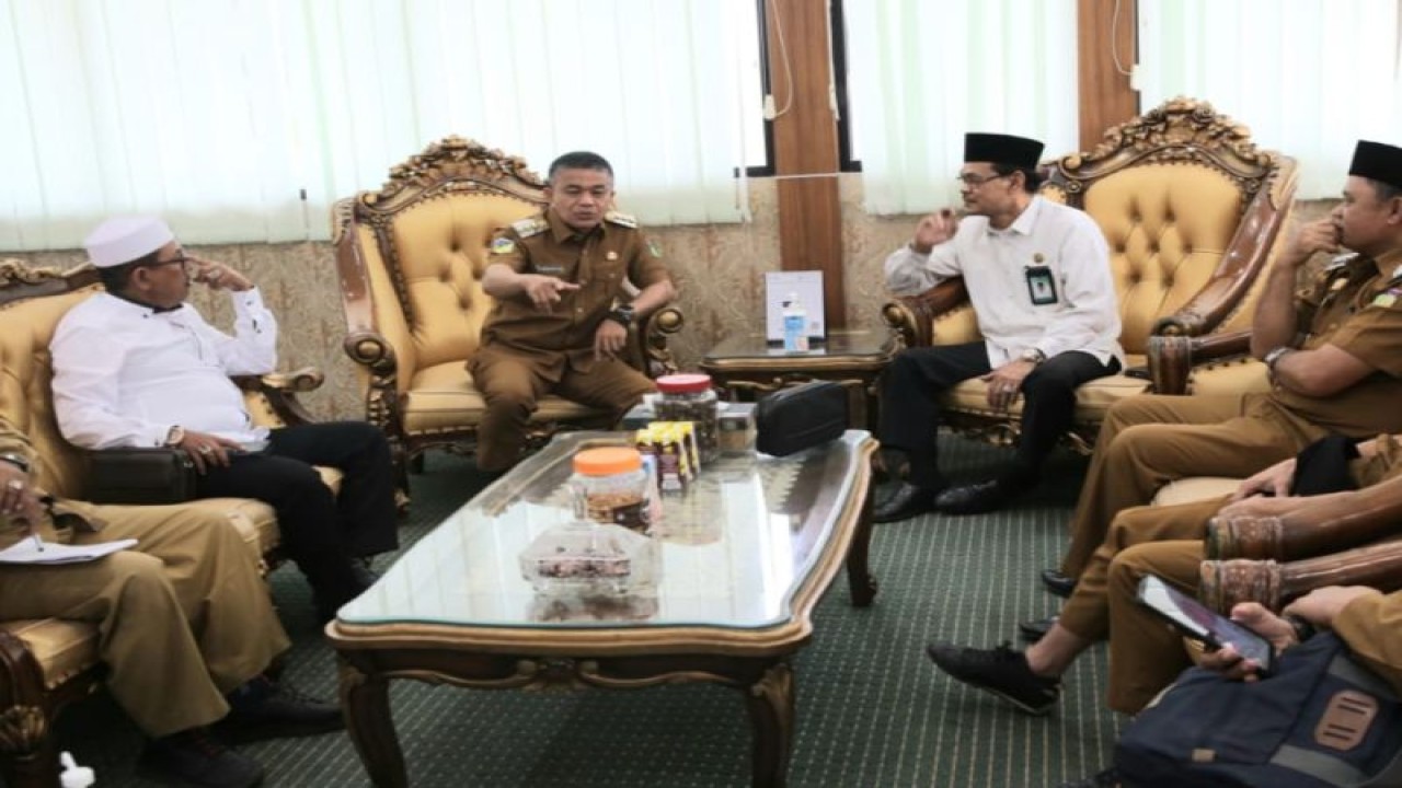 Wali Kota Palu, Hadianto Rasyid (depan kiri) menerima kunjungan Kepala Kantor Kementerian Agama Kota Palu, Nasrudin L Midu (depan Kakan) bersama rombongan membahas terkait dengan pencanangan kampung moderasi beragama di ibu kota Provinsi Sulawesi Tengah, Selasa (18/7/2023). ANTARA/HO-Humas Pemkot Palu