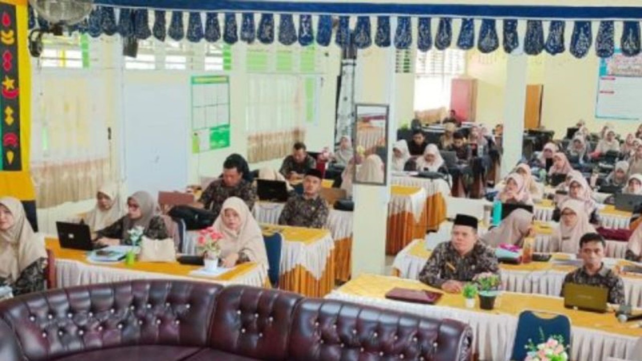 Kemenag Kota Solok saat menggelar kegiatan lokakarya untuk guru MTsN Kota Solok, Sumatera Barat (ANTARA/HO-Diskominfo Solok)