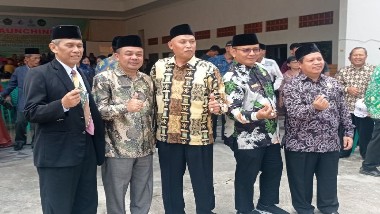 Para pemuka agama dan tokoh masyarakat menghadiri peluncuran kampung moderasi beragama di Kabupaten Lebak untuk memperkuat persatuan dan kesatuan bangsa.ANTARA/Mansyur