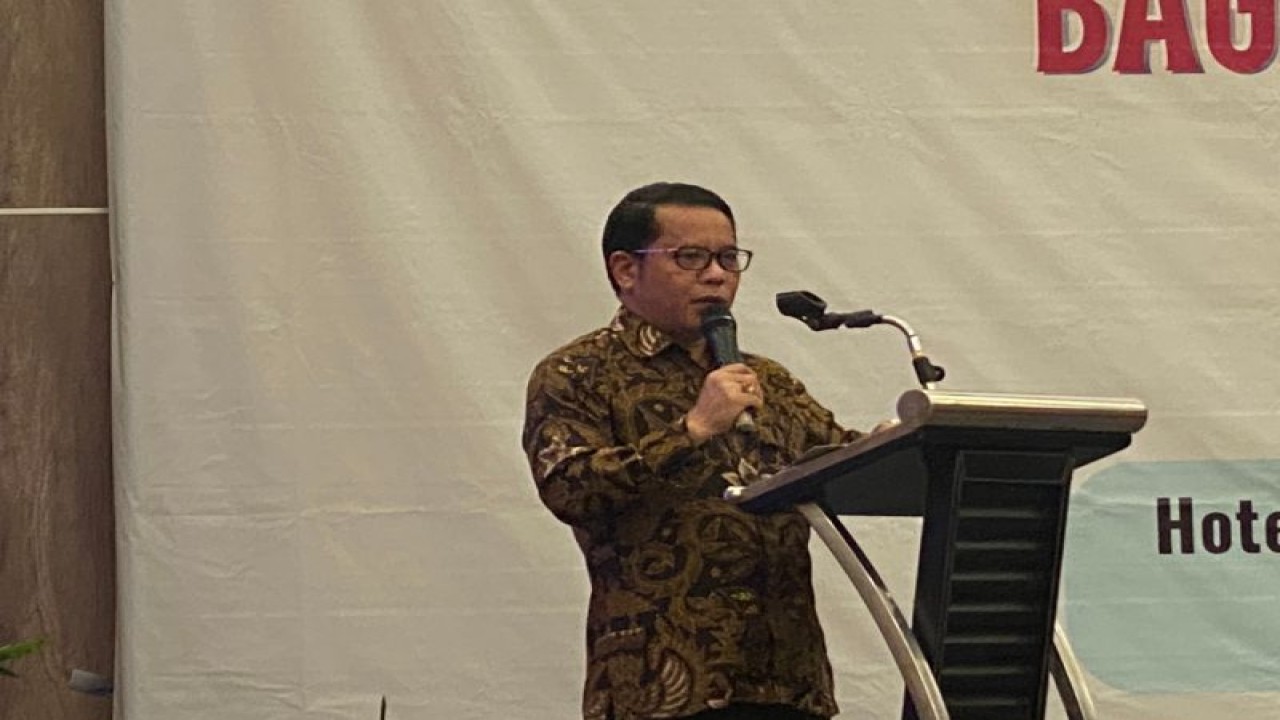 Direktur Jenderal Bimbingan Masyarakat Islam Kemenag Kamaruddin Amin ketika hadir dalam Kelas Pra Nikah dan Pemeriksaan Kesehatan Catin BKKBN di Palembang, Sumatera Selatan, Rabu (5/7/2023). (ANTARA/Hreeloita Dharma Shanti)