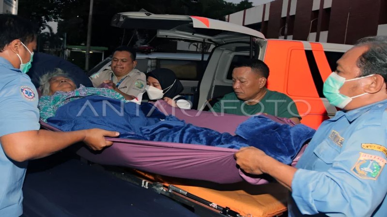 Petugas Kantor Kesehatan Pelabuhan (KKP) Bandara Soekarno Hatta melakukan evakuasi seorang haji yang sakit setibanya dari Jeddah, Arab Saudi di Bandara Soekarno Hatta, Tangerang, Banten, Selasa (4/7/2023). (ANTARA FOTO/Muhammad Iqbal)