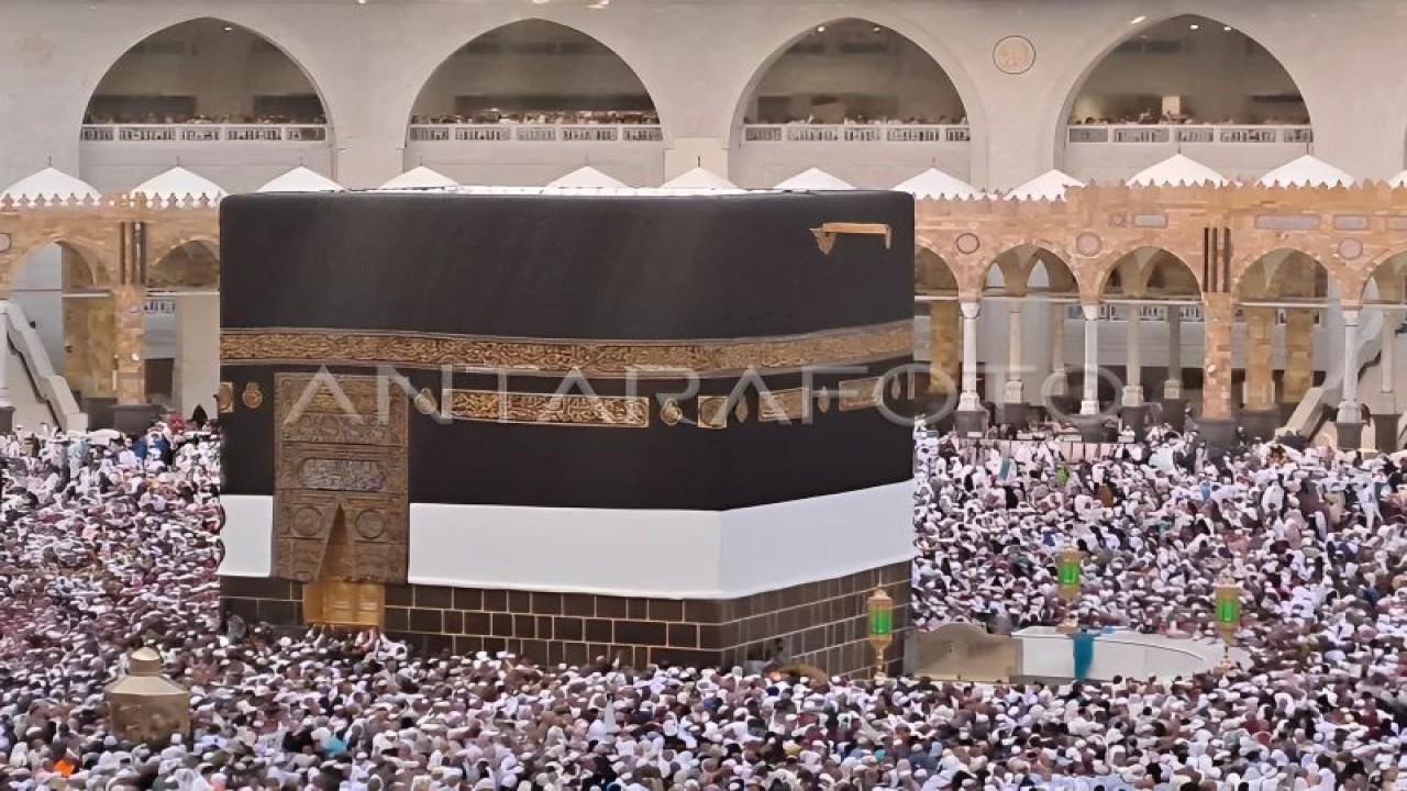 Jamaah haji melakukan tawaf ifadah mengelilingi Ka'bah di Masjidilharam Mekkah, Arab Saudi, Sabtu (1/7/2023). (ANTARA FOTO/Wahyu Putro A)