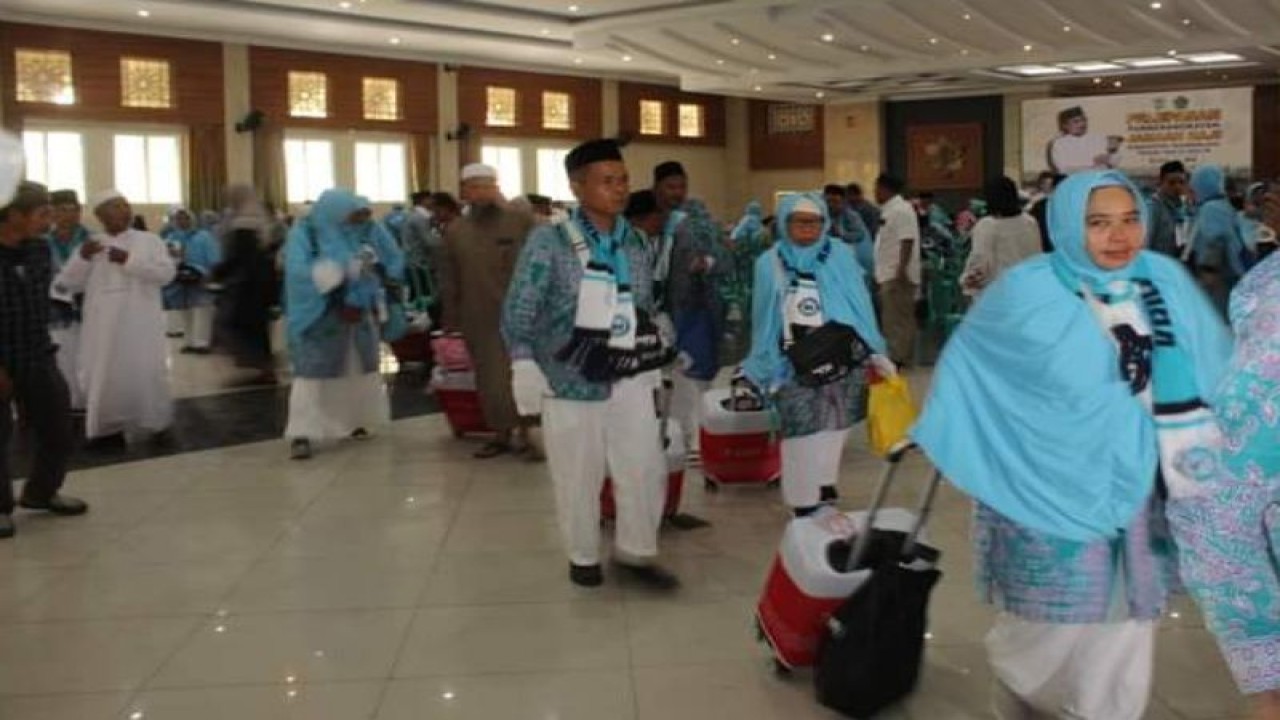 Calon jamaah haji Kabupaten Tasikmalaya, Jabar, saat bersiap berangkat ke Tanah Suci di Arab Saudi. (FOTO ANTARA/HO-Humas Kemenag Tasikmalaya/2023)