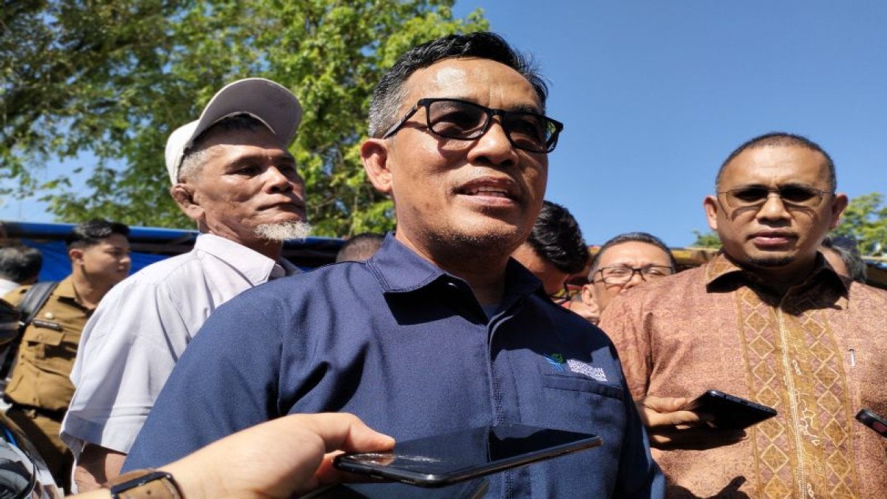 Direktur Jenderal Perdagangan Dalam Negeri Kementerian Perdagangan RI Isy Karim saat diwawancarai wartawan di Padang, Selasa, (25/7/2023). ANTARA/Muhammad Zulfikar.