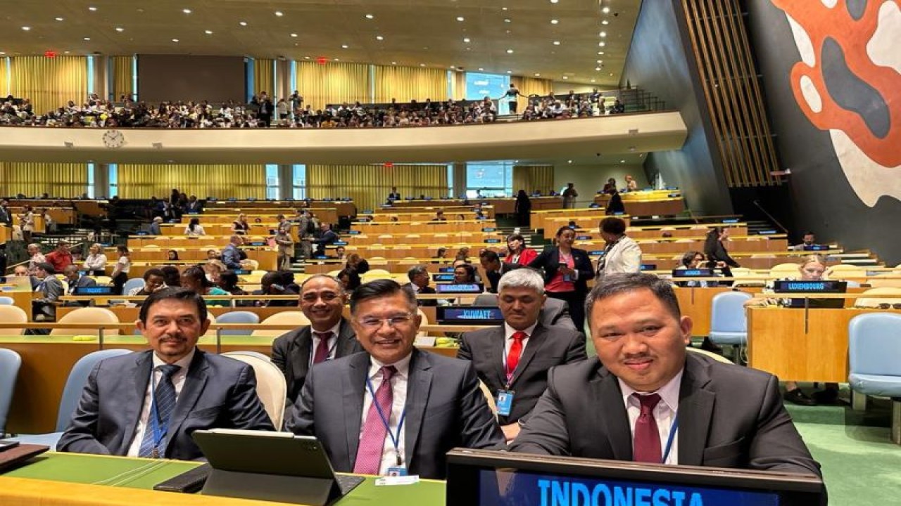 Kepala Badan Pengembangan dan Informasi (BPI), Kemendes PDTT, Ivanovich Agusta (kanan) dalam High-Level Political Forum on Sustainable Development 2023, di PBB, New York, Amerika Serikat, Senin (10/7/2023) waktu setempat. (ANTARA/HO-Kemendes PDTT)