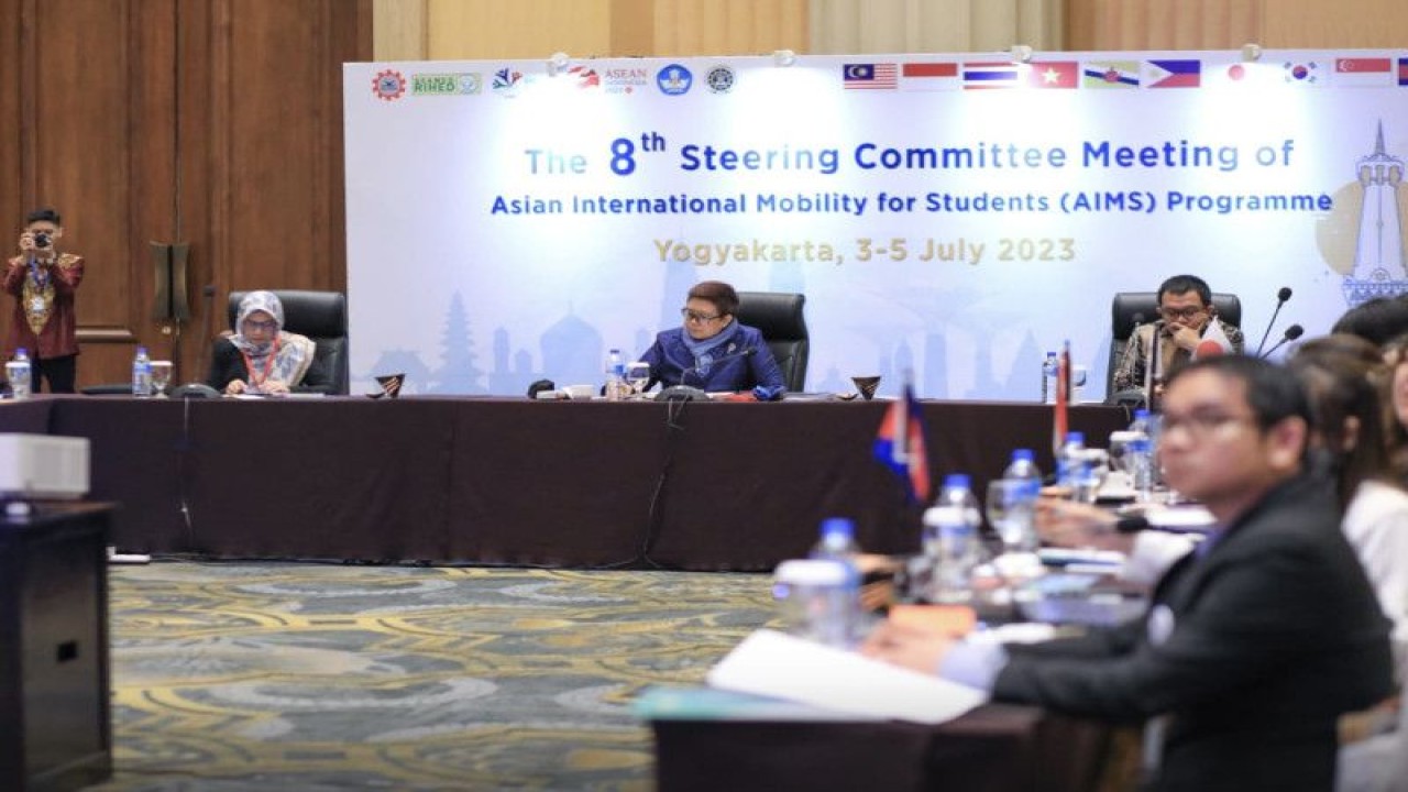 Direktorat Jenderal Pendidikan Tinggi, Riset, dan Teknologi Kemendikbudristek menyelenggarakan Pertemuan Dewan Pengarah AIMS Ke-8 di Yogyakarta, Senin (3/7/2023). (ANTARA/HO-HumasKemendikbudristek)
