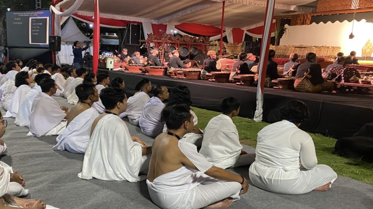 Sebanyak 72 peserta mengikuti Ruwatan Sukerto oleh Kemendikbudristek di Balai Kota Surakarta, Jawa Tengah, Rabu (19/7/2023). (ANTARA/AstridFaidlatulHabibah)