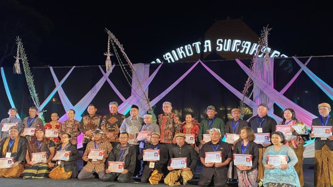 Kemendikbudristek menyerahkan kartu tanda penduduk (KTP) baru kepada perwakilan dari 20 organisasi Penghayat Kepercayaan dalam Festival Budaya Spiritual di Balaikota Surakarta, Jawa Tengah, Senin (17/7/2023). ANTARA/Astrid FaidlatulHabibah