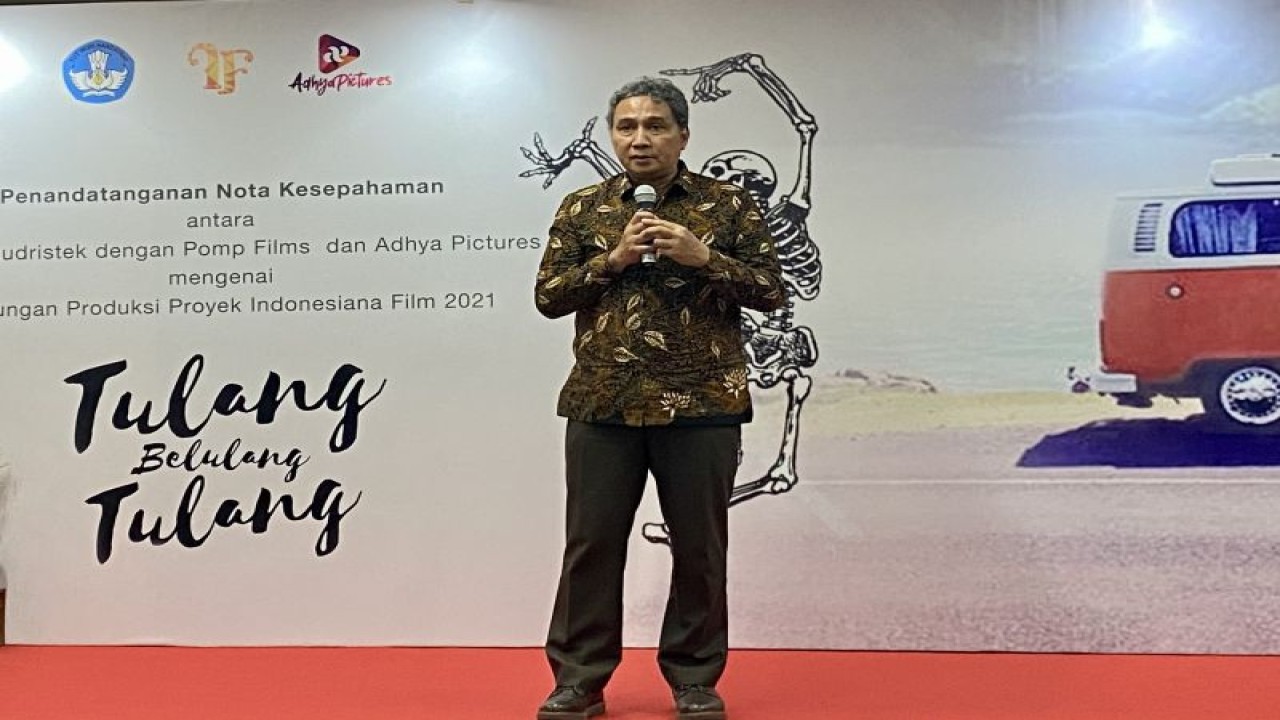 Direktur Jenderal Kebudayaan Kemendikbudristek Hilmar Farid dalam Penandatanganan Nota Kesepamahan antara Kemendikbudristek dengan Pomp Films dan Adhya Pictures mengenai Dukungan Produksi Proyek Indonesiana Film 2021 di Jakarta, Rabu (8/3/2023). (ANTARA/AstridFaidlatulHabibah)