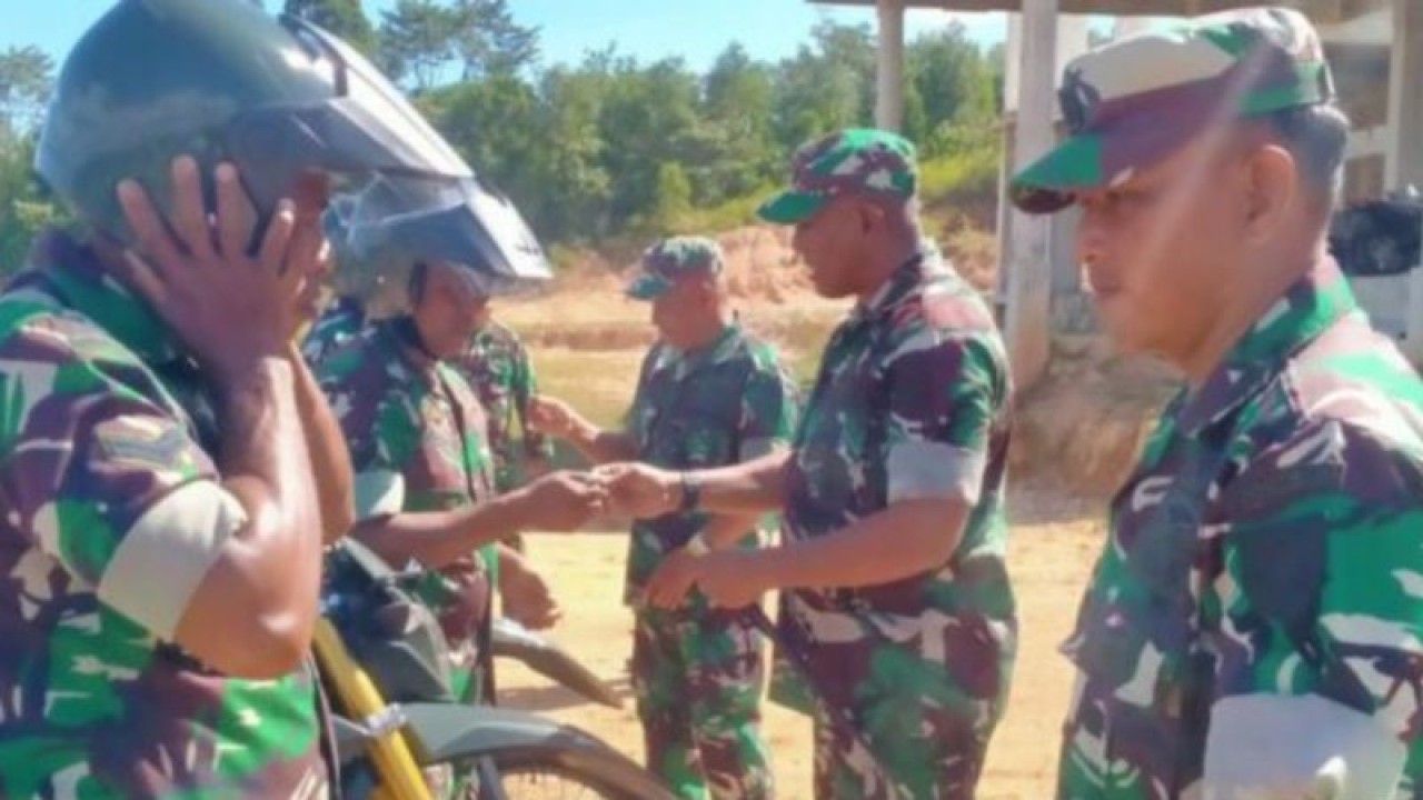 Dandim 1513/SBB Letkol Inf Rudolf G Paulus menyerahkan bantuan sepeda motor dinas dari Kemenhan untuk para Babinsa di jajaran Kodim 1513/SBB, Provinsi Maluku. ANTARA/HO-Pers Pendam.