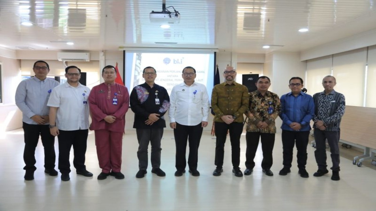 Direktur Jenderal Perhubungan Laut Kementerian Perhubungan Arif Toha (tengah) dan Direktur Utama PT BKI (Persero) Arisudono (empat kanan) usai penandatanganan kewenangan survei dan sertifikasi statutoria terhadap kapal-kapal berbendera kepada PT Biro Klasifikasi Indonesia (Persero) atau BKI. ANTARA/HO-Ditjen Perhubungan Laut Kemenhub