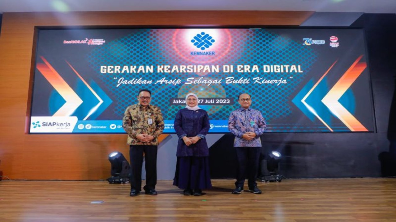 Menaker Ida Fauziyah (tengah) pada acara Gerakan Kearsipan di Era Digital bertemakan "Jadikan Arsip Sebagai Bukti Kinerja" di Jakarta, Kamis (27/7/2023). (ANTARA/HO-Kemnaker)