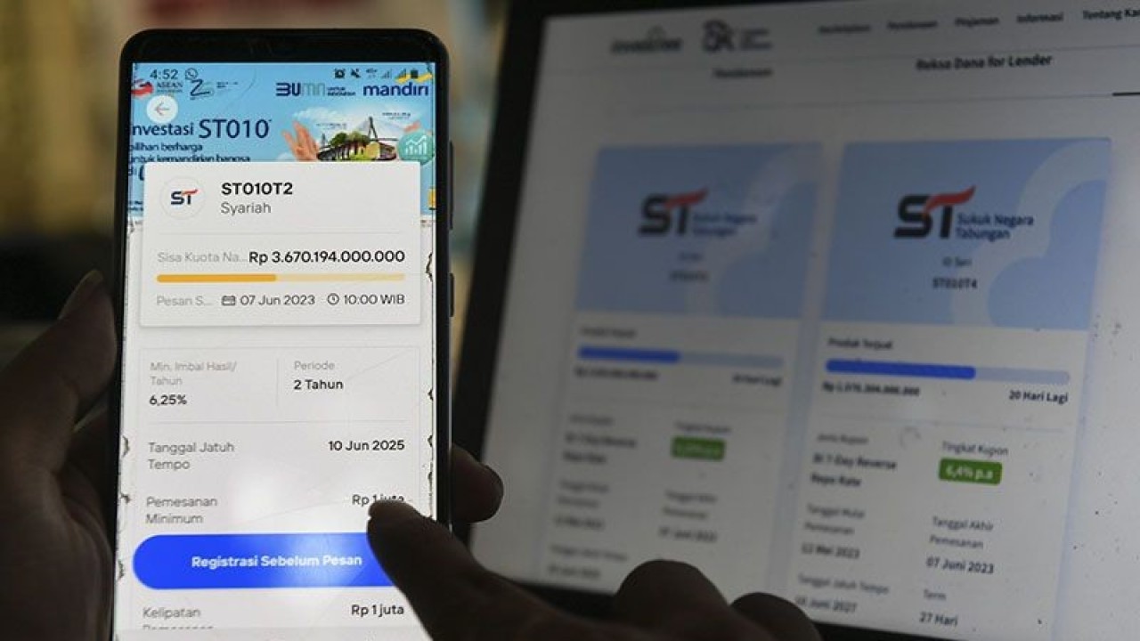 Ilustrasu - Warga mencari informasi mengenai Surat Berharga Negara (SBN) jenis Sukuk Tabungan Seri ST010 di Jakarta, Kamis (18/3/2023). Direktorat Jenderal Pengelolaan Pembiayaan dan Risiko (DJPPR) Kementerian Keuangan menyebut realisasi pembiayaan utang melalui Surat Berharga Negara (SBN) hingga kuartal I/2023 mencapai Rp217,6 triliun. ANTARA FOTO/Hafidz Mubarak A/hp. (ANTARA FOTO/Hafidz Mubarak A)
