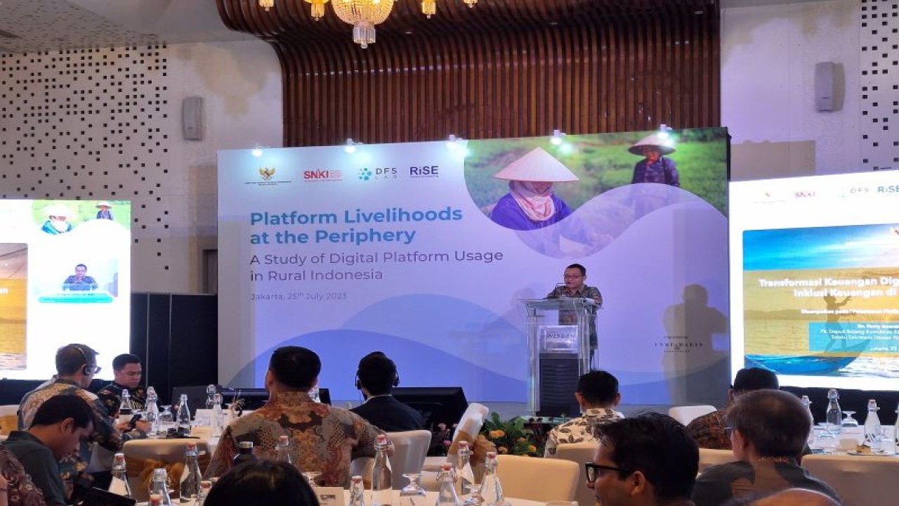 Deputi Makro Ekonomi dan Koordinator Keuangan Kemenko Perekonomian Ferry Irawan dalam acara Peluncuran Hasil Studi Mata Pencaharian Melalui Platform di Perdesaan yang digelar di Jakarta, Selasa (25/7/2023) (ANTARA/Bayu Saputra)