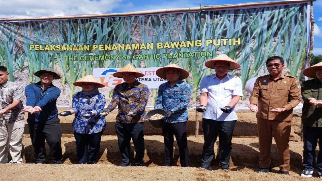 Perwakilan Kantor Dagang dan Ekonomi Taipei (TETO) John Chen bersama perwakilan pejabat Indonesia menghadiri acara penanaman bawang putih di Sumatra Utara. (ANTARA/HO-TETO)