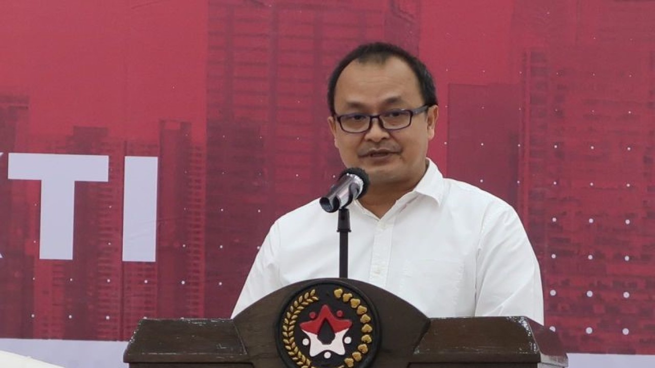 Sekretaris Menko PMK Andie Megantara menyampaikan pidato dalam acara Sarahsehan Revitalisasi Trisakti di Gedung Heritage, Kemenko PMK, Jakarta Pusat, Senin (3/7/2023). (ANTARA/Sugiharto Purnama)