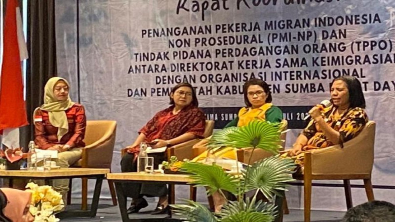 Kepala Kantor Wilayah Kementerian Hukum dan HAM Provinsi Nusa Tenggara Timur Marciana Dominika Jone saat menjadi narasumber dalam kegiatan rapat koordinasi penanganan pekerja migran Indonesia (PMI) non-prosedural dan TPPO di Kabupaten Sumba Barat Daya, Kamis (13/7/2023). ANTARA/HO-Humas Kanwil Kemenkumham NTT.