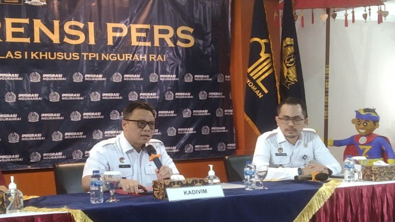 Kepala Divisi Keimigrasian Kanwil Kemenkumham Bali Baron Ichsan (kiri) memberikan keterangan pers terkait tudingan pemalakan WNA Australia di Kantor Imigrasi Ngurah Rai, Jimbaran, Kabupaten Badung, Bali, Rabu (12/7/2023) ANTARA/Dewa Ketut Sudiarta Wiguna