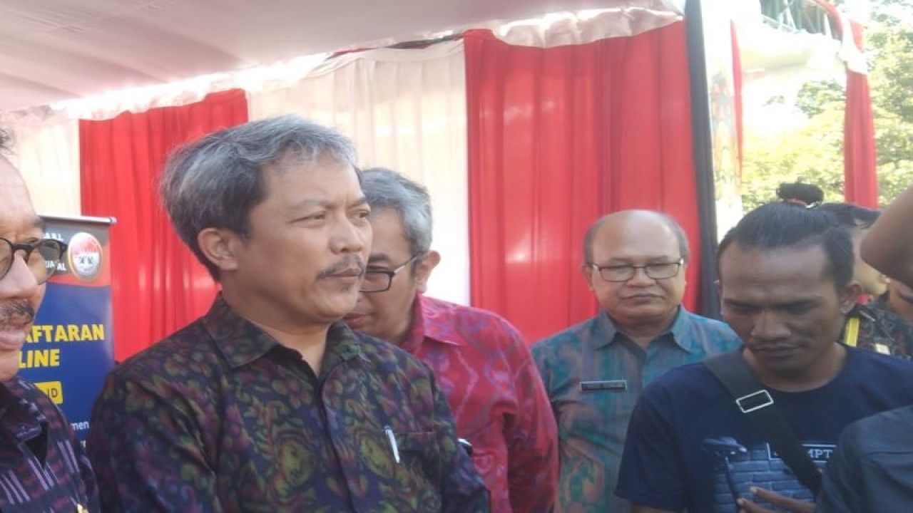 Arsip foto - Kepala Kantor Wilayah Kemenkumham Bali Anggiat Napitupulu (dua kanan) diwawancarai awak media di Denpasar, Bali, Jumat (26/5/2023). ANTARA/Dewa Ketut Sudiarta Wiguna