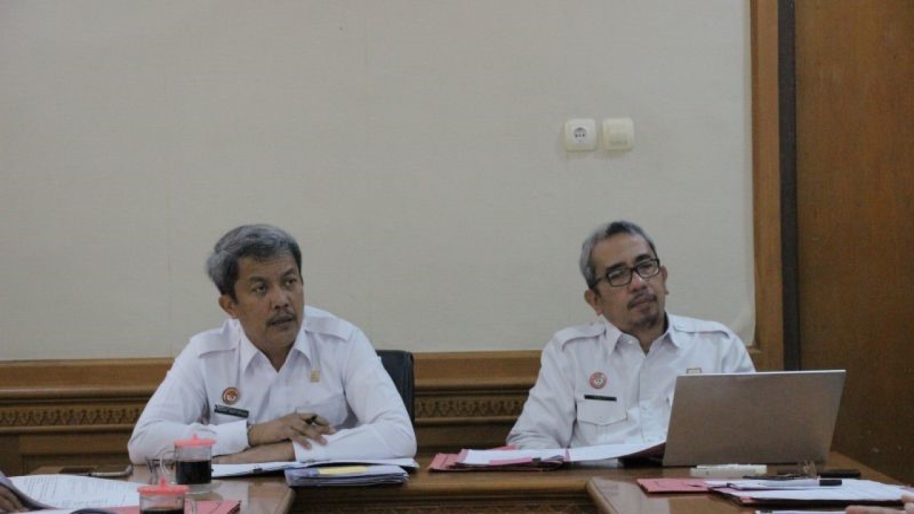 Kepala Kantor Wilayah Kemenkumham Bali Anggiat Napitupulu (kiri) memimpin sidang pewarganegaraan terhadap empat warga keturunan Jepang yang mengajukan permohonan menjadi WNI di Denpasar, Bali, Rabu (12/7/2023) ANTARA/HO-Kemenkumham Bali