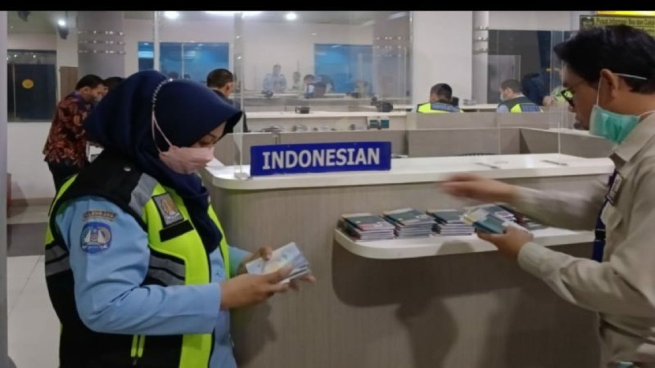 Petugas Kantor Imigrasi Kelas I TPI Palembang melakukan pelayanan pemeriksaan paspor Debarkasi Haji Bandara SMB II, Senin (10/7/2023). ANTARA/Yudi Abdullah