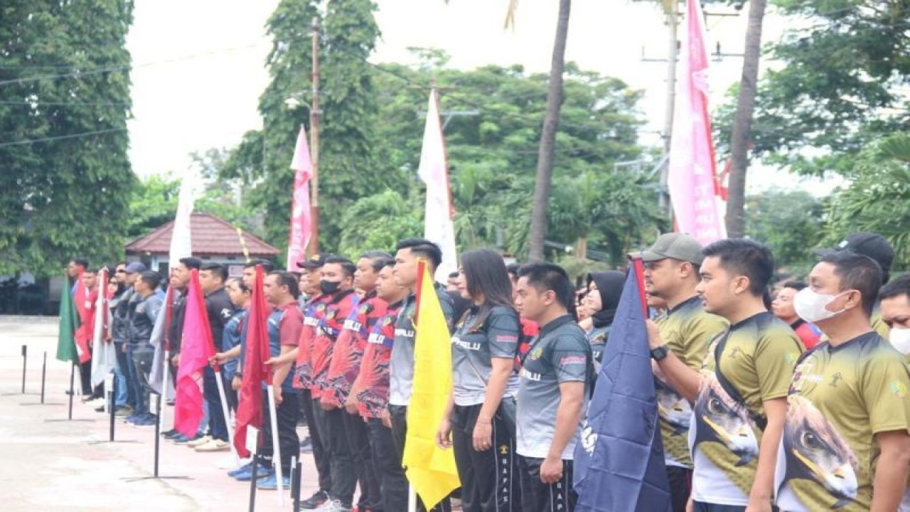 Peserta pertandingan mengikuti pembukaan pekan olahraga di Lapangan Lembaga Pemasyarakatan (Lapas) Kelas IIA Palu, Sulawesi Tengah, Senin (24/7/2023). ANTARA/HO-Humas Kemenkumham Sulteng