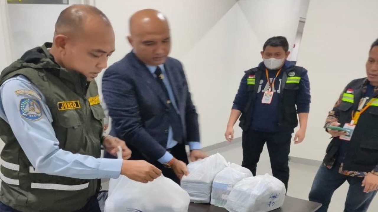 Petugas Imigrasi saat memeriksa barang dan dokumen kedatangan jamaah haji kloter 1 Debarkasi Banjarmasin yang tiba di Bandara Internasional Syamsudin Noor Banjarmasin, Senin (10/7/2023). (ANTARA/Firman)